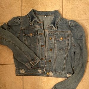 Women’s jean jacket. Size medium. Super cute!